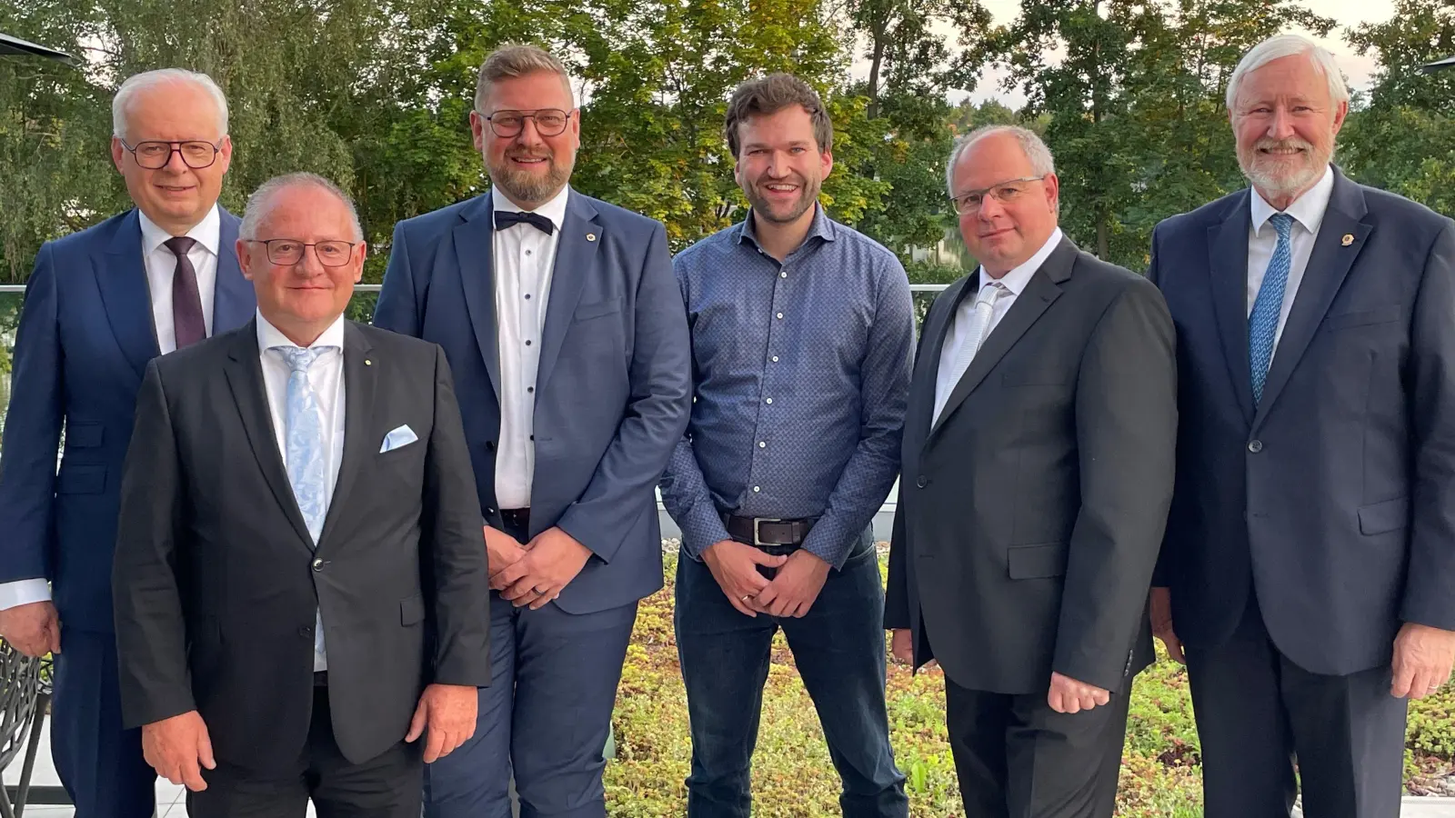 Führungswechsel beim Lions Club Weiden mit (von links) Vizepräsident Franz Wach, Hilfswerk-Vorsitzendem Elmar Baumer, Past-Präsident Bastian Braun, Neumitglied Michael Froschauer, Präsident Elmar Grosser und Sekretär Gerard Ivey-Frank.  (Bild: Lions Club Weiden/exb)