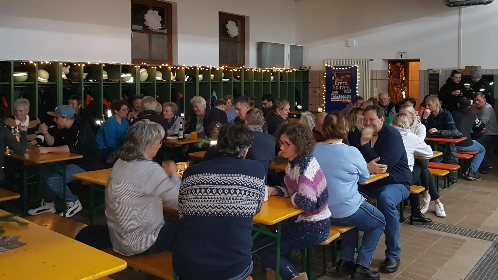 Zahlreiche Besucher folgten der Einladung der Stullner Festdamen. (Bild: Ela Bierler)