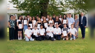 Die Klassenleiterinnen Iris Eckert und Heidrun Schelzke-Deubzer (von links) sowie Bürgermeister Roman Schäffler und Rektorin Christine Wiesend (von rechts) freuten sich mit den erfolgreichen Absolventinnen und Absolventen der Mittelschule. (Bild: Patricia Sieber /exb)