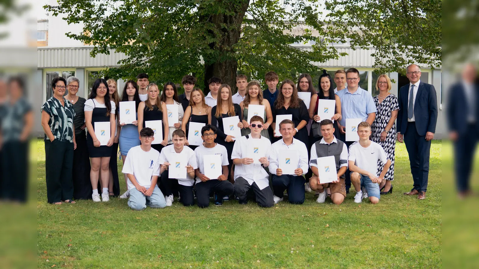 Die Klassenleiterinnen Iris Eckert und Heidrun Schelzke-Deubzer (von links) sowie Bürgermeister Roman Schäffler und Rektorin Christine Wiesend (von rechts) freuten sich mit den erfolgreichen Absolventinnen und Absolventen der Mittelschule. (Bild: Patricia Sieber /exb)