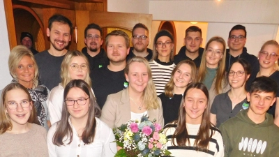 Die künftige Führungsriege der Landjugend Plössen um ihren neuen Vorsitzenden Lukas Giestl (hintere Reihe links), der Katharina Hertel (Mitte mit Blumen) nach vier Jahren an der Spitze ablöst. (Bild: whü/exb)
