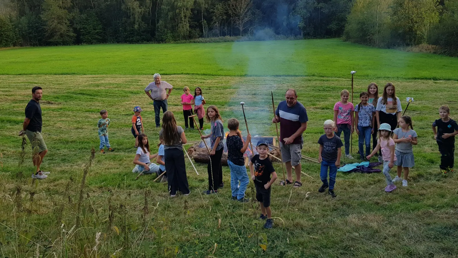 Am offenen Feuer wurden Kartoffeln gebraten und Brot geröstet.  (Bild: Birgit Höcherl)