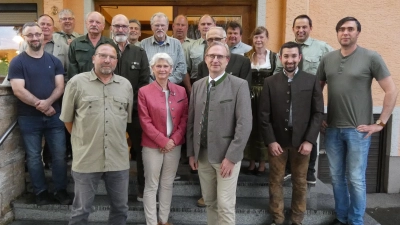 Im Bild die bestätigte Vorstandschaft: Erster Vorsitzender Alexander Flierl (erste Reihe, Mitte), stellvertr. Vorsitzende Kothilde Koller (erste Reihe, zweite v. l.), stellvertr. Vorsitzender Peter Leibl (erste Reihe, erster v.l.), Kassier: Manfred Mösbauer (zweite Reihe, zweiter v.l.), Schriftführer: Mark Liebermann (letzte Reihe, Mitte). Die neu gewählten Beisitzer: Peter Kraus (zweite Reihe, erster von l.), Michael Zwack (erste Reihe, rechts außen), Johannes Hinterleitner (erste Reihe, vierter v.l.), sowie weitere Beisitzer und die Jagdhornbläser Oberviechtach.<br> (Bild: Alexander Flierl)