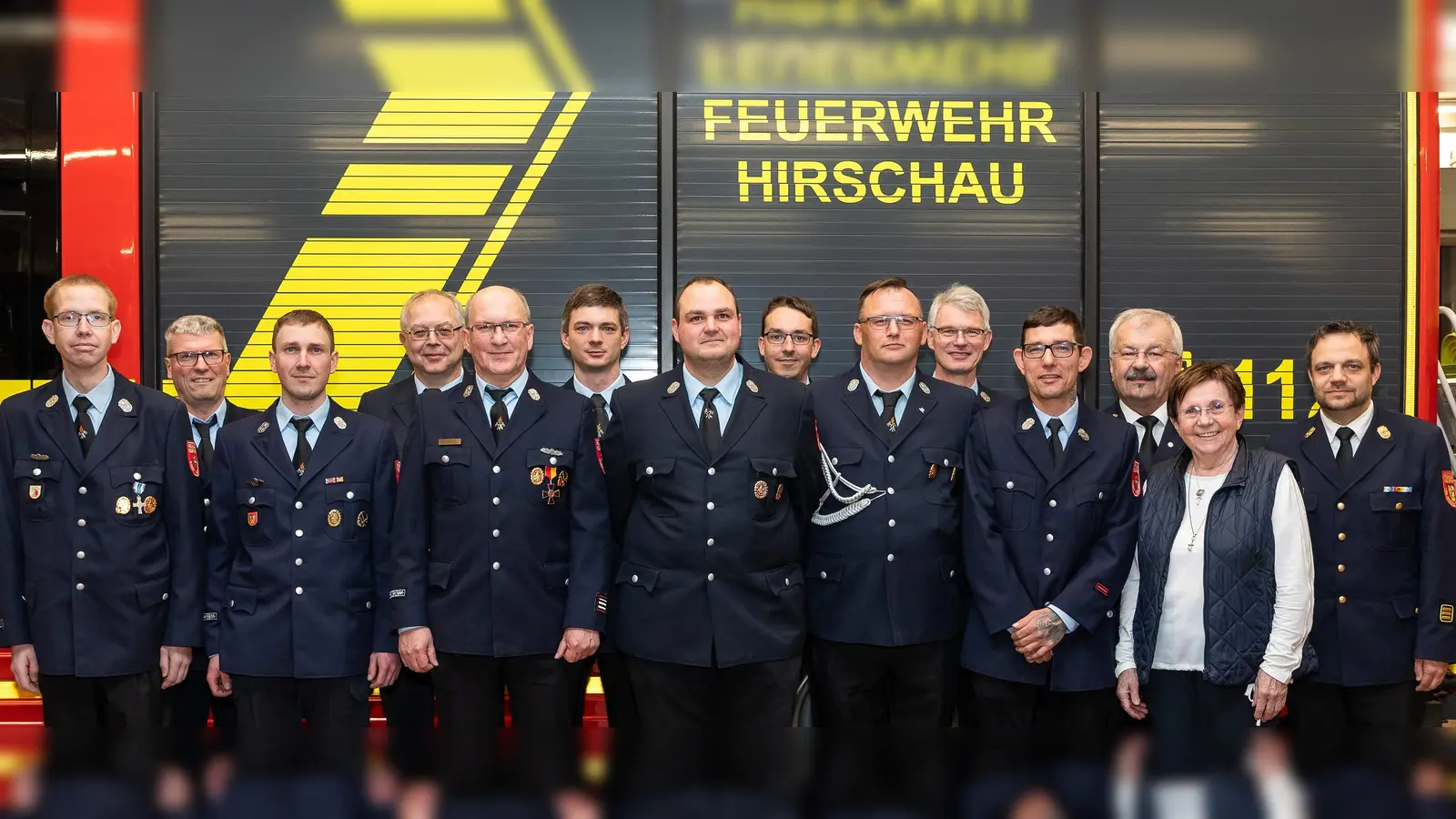 Die neue Vorstandschaft der Freiwilligen Feuerwehr Hirschau mit Ehrengästen, von links: Patrick Künzel, Michael Heinz, Marco Schuminetz, Michael Dobler, 2. Vorstand Thomas Maier, Patrick Groher, 1. Vorstand Nico Schuminetz, Jugendwart Felix Hiemer, Markus Tomala, Robert Scheuerer, Mario Gärtner, Ehrenkreisbrandrat Fredi Weiß, 2. Bürgermeisterin Bärbel Birner und KBI Michael Iberer. (Bild: Werner Schulz)