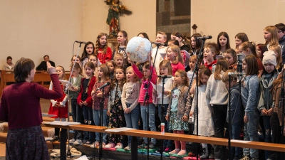 „Wir Kinder stehen auf, es ist unser Planet!”, sang der kath. Kinder- und Jugendchor Poppenricht unter Leitung von Regina Probst.  (Bild: Julian Probst )