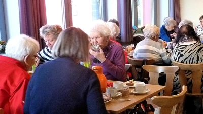 Bei einem reichhaltigen Büffet ließen es sich Frauen der beiden Pfarreien gut gehen und verbrachten gemeinsam heitere Stunden beim „lustigen Frauenfrühstück” des Frauenbunds St. Elisabeth. (Bild: R. Kreuzer)