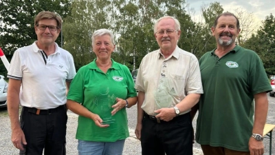 Pokalspender Hartmut Christl, Siegerin Gerlinde Biersack, Johann Dirrigl und SM Uli Götz (von links).  (Bild: Jürgen Müller)