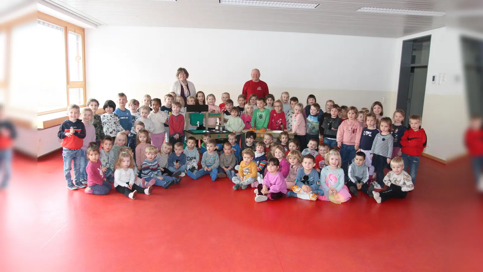 Karl-Heinz Hilburger freut sich wie Manuela Bauer (beide hinten) mit den Kindern. (Bild: pi)