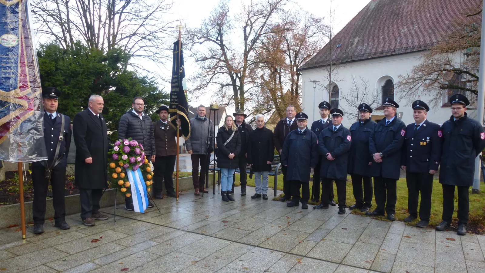 Wegen des anhaltenden Regens begibt sich nur eine kleine Formation zur Kranzniederlegung ans Ehrenmal. (Bild: bk)