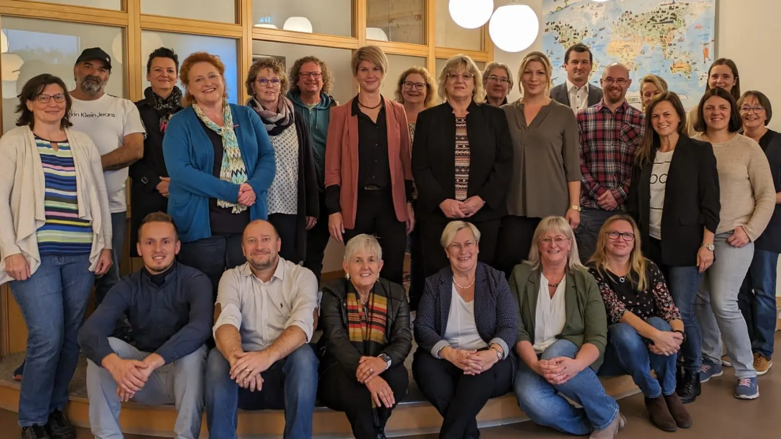 Akteure des Lokalen Bündnisses besuchen das Landkinderhaus in Trausnitz mit Bürgermeister Martin Schwandner (dritte Reihe rechts).<br> (Bild: Susanne Ernst/exb)