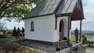 Die Mitglieder des OWV Zweigvereins Theisseil-Muglhof legten selbst Hand an und pflasterten den Platz rund um die Dreifaltigkeitskapelle. (Bild: Robert Ronke)