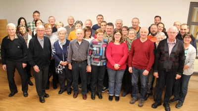 Allen Grund zum Feiern hatten 16 Ehepaare bei der Ehejubiläumsfeier im Pfarrheim St. Martin Niedermurach mit Pfarrer Herbert Rösl und Pastoralreferent Andreas Dandorfer (ganz hinten von rechts). (Bild: Josef Böhm)