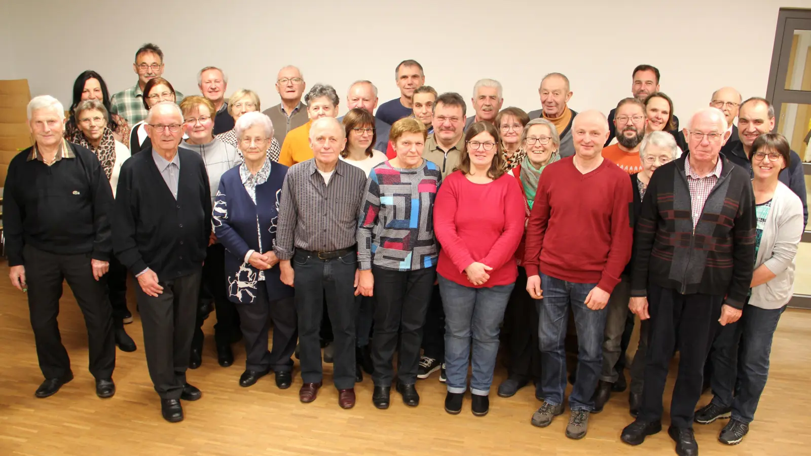 Allen Grund zum Feiern hatten 16 Ehepaare bei der Ehejubiläumsfeier im Pfarrheim St. Martin Niedermurach mit Pfarrer Herbert Rösl und Pastoralreferent Andreas Dandorfer (ganz hinten von rechts). (Bild: Josef Böhm)