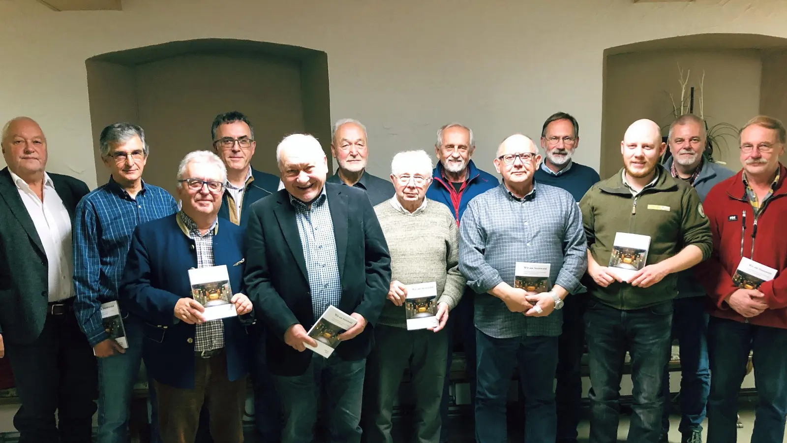 Die Autoren der Gesellschaft „Steinwaldia” Pullenreuth arbeiten allesamt ehrenamtlich. Deren Arbeit würdigte der Stellvertreter des Landrats und Bürgermeister von Wiesau, Toni Dutz (Dritter von links). (Bild: wro)