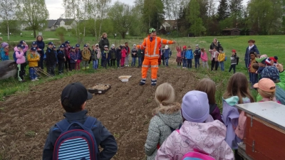 Rosi Rahn (Mitte) im Kreise der Kinder und Lehrerinnen. (Bild: Stadt Tirschenreuth/exb)