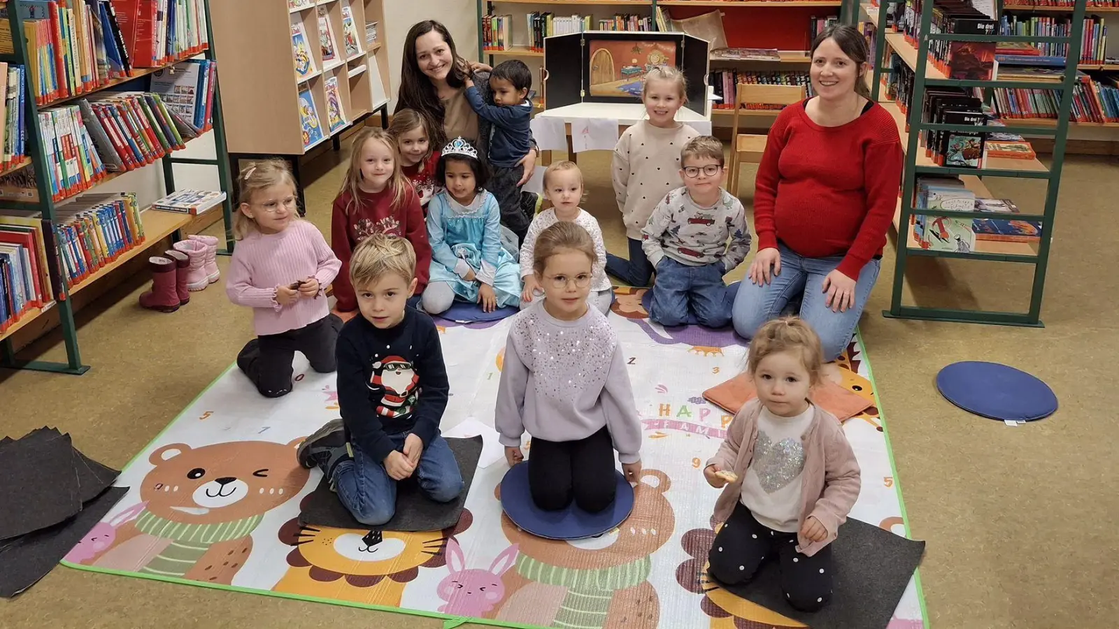 Die Kinder lauschen gespannt der Geschichte vom kleinen Wichtel Emil (Bild: Katarina Elbl-Müllhofer)