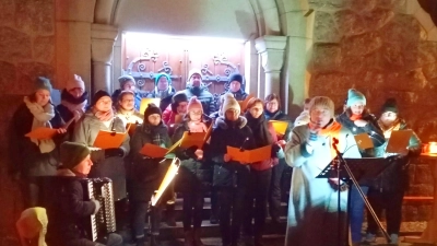 Die Sängerinnen und Sänger des Kolpingchors Falkenberg mit Dirigentin Martina Mark. Am Akkordeon Angela Schön. (Bild: Theresa Meister)