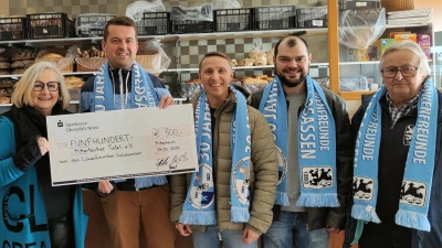 Die Spendenübergabe mit Tafel-Vorsitzender Nicole Fürst und den Vorstandsmitgliedern Markus Schwägerl, Benjamin Heller, Rupert Gruber und Reinhard Heller von den Löwenfreunden Waldsassen. (Bild: Löwenfreunde Waldsassen/exb)