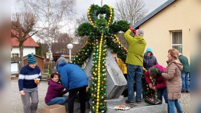 Eifrig waren die Helfer des Fichtelgebirgsvereins dabei, den Osterbrunnen zu schmücken.. (Bild: Fichtelgebirgsverein Mehlmeisel/exb)