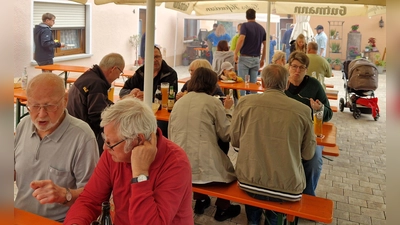 Lebhafter Erfahrungsaustausch während des Mittagessens (Bild: Dorothea Wankel)