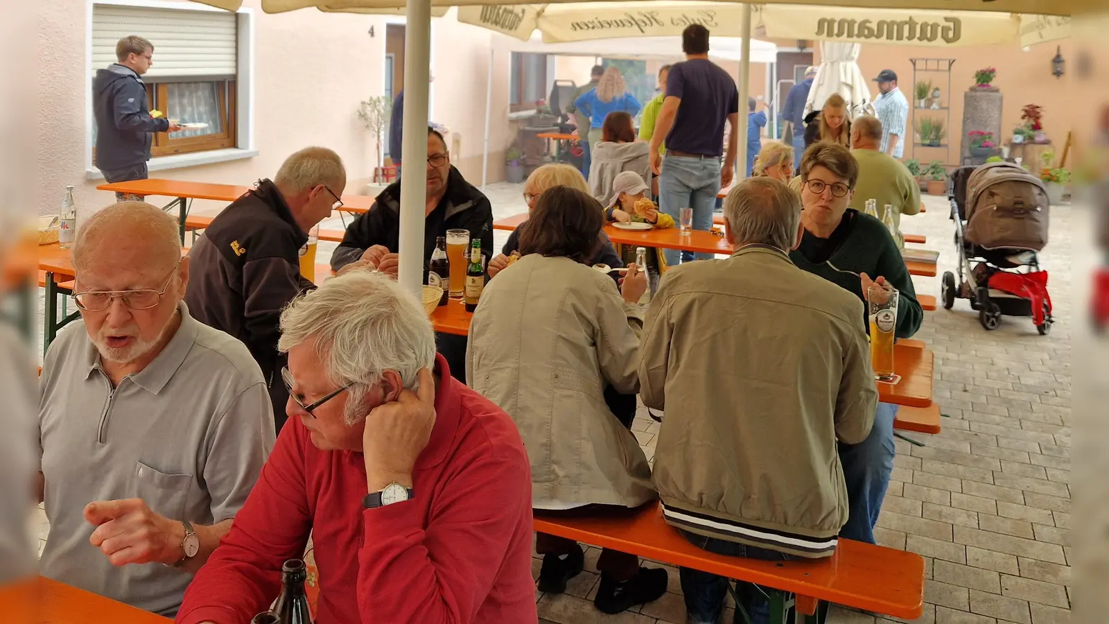 Lebhafter Erfahrungsaustausch während des Mittagessens (Bild: Dorothea Wankel)