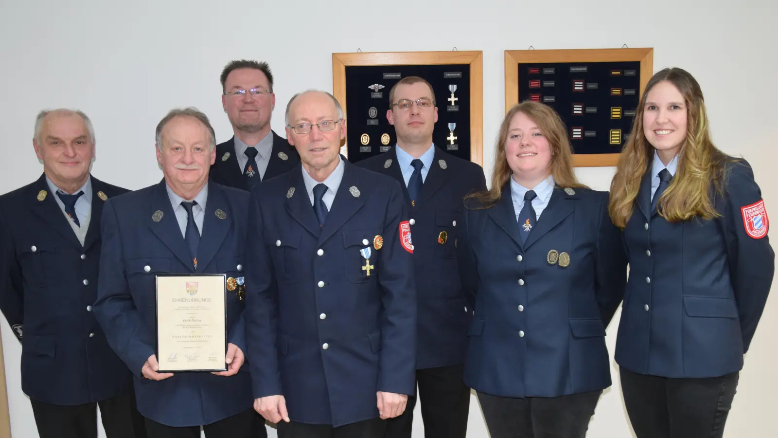 Bei der Feuerwehr Hohenburg wurde eine neue Vorstandschaft gewählt. Von links Klaus Falk, der neue Ehrenkommandant Erich Dieling, Bürgermeister Florian Junkes, Josef Rubenbauer, Stefan Zechmeier, die neue Vorsitzende Sabrina Schindler und Magdalena Geitner.  (Bild: Paul Böhm)