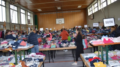 Zufrieden zeigte sich das Team der Feuerwehrfrauen mit ihren Helferinnen über den Baby- und Kinderbasar in der Turnhalle in Moosbach.  (Bild: Peter Garreiss)