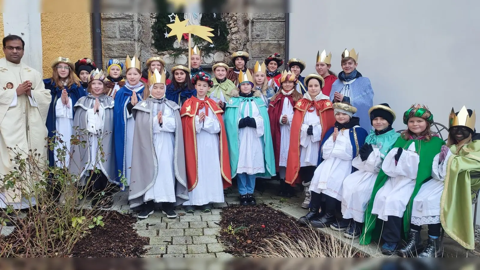 Die Sternsinger mit Pfarrer Pater Anish George (links) nach dem Gottesdienst. (Bild: soj/exb)