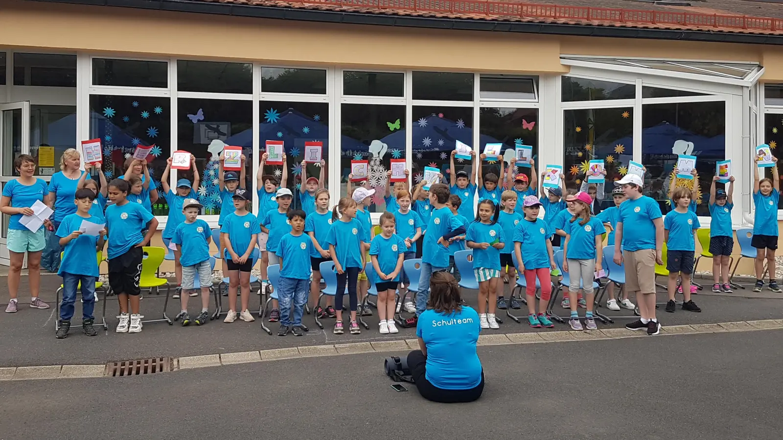 Ein Mitmach-Fest mit Spendenlauf stand kürzlich an der Grundschule in Bad Neualbenreuth an. (Bild: Kerstin Münchmeier/exb)