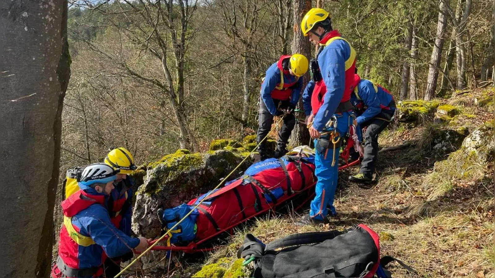 Der „Verunfallte” wurde sicher auf den Rettungsschlitten gepackt, nachdem vorher seine „Verletzung“ versorgt wurde. (Bild: jp)