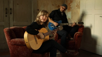 Die Sängern Christine Lux war bereits einmal zu Gast im Kunsthaus Waldsassen. Nun kehrt sie zurück mit neuen Songs. Christine Lux stellt unter anderem Songs aus ihrem preisgekrönten Album vor und aus ihren weiteren zehn Alben.  (Bild: Martin Huch)