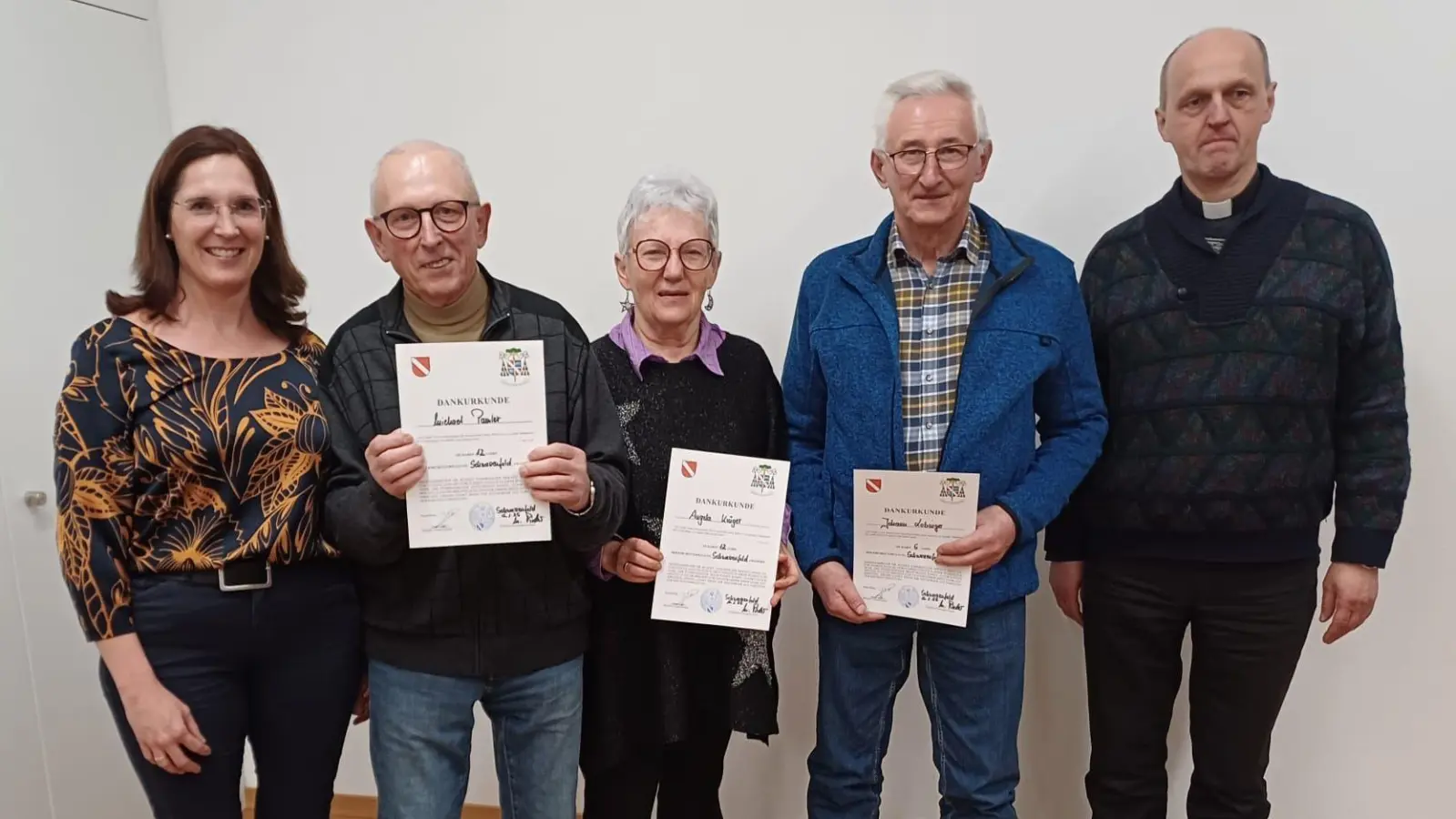 Der Schwarzenfelder Pfarrer Thomas Hösl (rechts) und Marion Rieder (links), die stellvertretende Kirchenverwaltungs-Vorsitzende, bedanken sich bei (von links) Michael Pamler, Angela Krüger und Johann Lobinger. (Bild: Margot Stürzer)