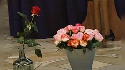 Die linke Rose steht für „die letzte Rose”, die rechten Rosen sind die gesegneten für die Gottesdienstteilnehmer zum Ablegen auf den Gräbern.  (Bild: Rita Reiter)
