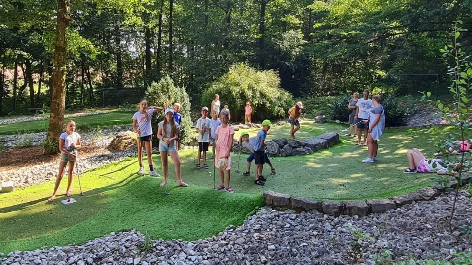 Ein Großteil der Teilnehmer am CSU - Ferienprogramms bei einer Ruhepause im Schatten am bisher heißesten Tag des Jahres. (Bild: Stefan Haas)