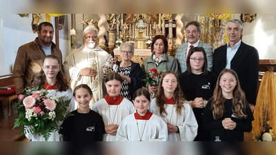 1. Reihe von links nach rechts: Linda Müller, Marie Klein, Johanna Mittelmeyer, Clara Müller, Sophie Kick, Emilia Sollfrank, Lena Kick.<br>2. Reihe von links nach rechts: Kirchenpfleger Bernhard Irlbacher, Pfarrer Arnold Pirner, Rita Hösl, Brigitte Danner, PGR-Sprecher Willi Köllner, Ministrantenbetreuer Georg Hirsch (Bild: Rita Gleißner)