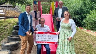 Auf dem Foto von links nach rechts: Wirtschaftsförderer Thomas Hecht, Päd. Geschäftsführerin der Diakonie Marktredwitz gGmbH Jennifer Lottes, Amtsleiter der Kindertageseinrichtungen Michael Fuchs, Oberbürgermeister Oliver Weigel und Leitung des Kinderhauses Arche Noah Diana Jonnek. (Bild: Pauline Manzke)