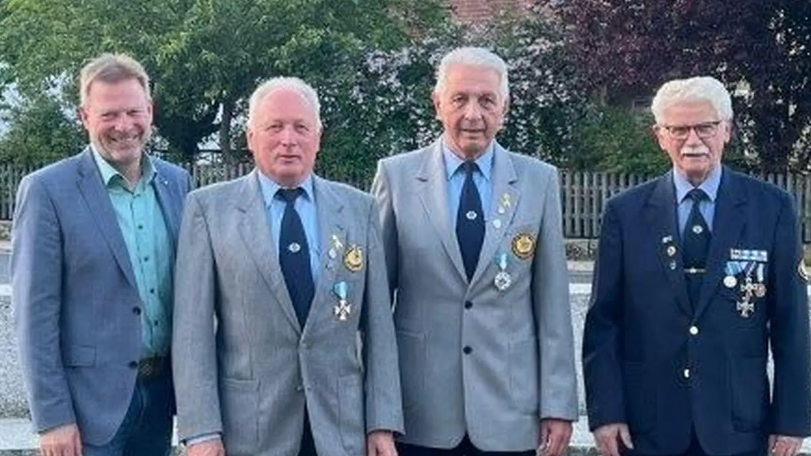 Die Geehrten Albert Freundorfer und Hubert Eckl mit Bürgermeister Alwin Märkl (links) und dem BKV-Kreisvorsitzenden Franz Kölbl (rechts). (Bild: Ina Piehler)