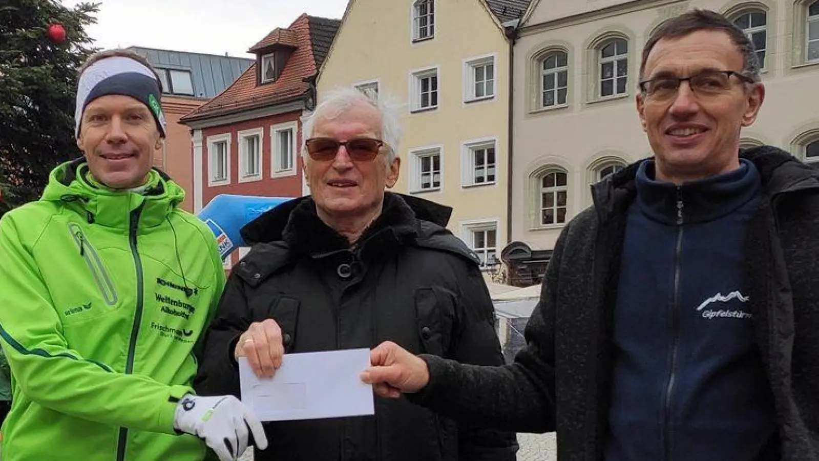 CIS-Amberg-Vorsitzender Alexander Stobitzer (links) übergab mit Firmenchef Christian Koch (rechts) die Spende an den Vorsitzenden der Amberger Tafel, Bernhard Saurenbach (Mitte).  (Bild: CIS Amberg/exb)