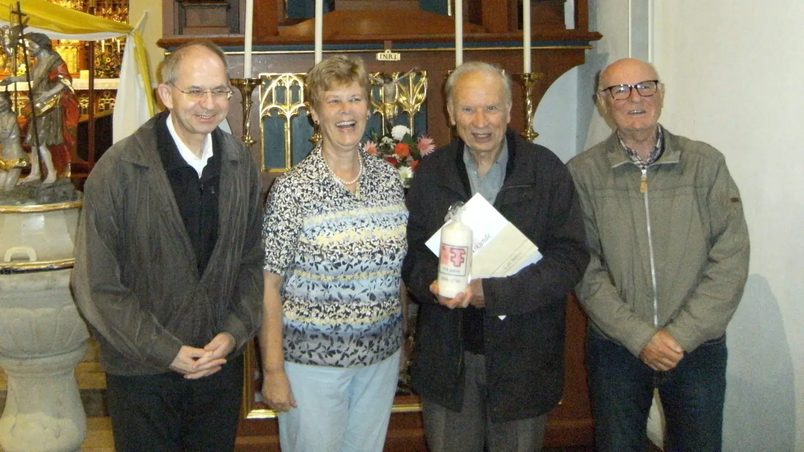 Vor der KAB-Jahresversammlung wurde der ehemalige Hirschauer Stadtpfarrer Hans-Peter Bergmann (2. von rechts) für seine 40-jährige Treue zur KAB geehrt. Mit im Bild links Stadtpfarrer Johann Hofmann und KAB-Kassiererin Veronika Forster, rechts Vorsitzender Günter Übelacker. Der Seitenaltar mit dem hl. Josef als Patron der Arbeiter und der KAB war der geeignete Ort für die Ehrung.<br> (Bild: Werner Schulz)