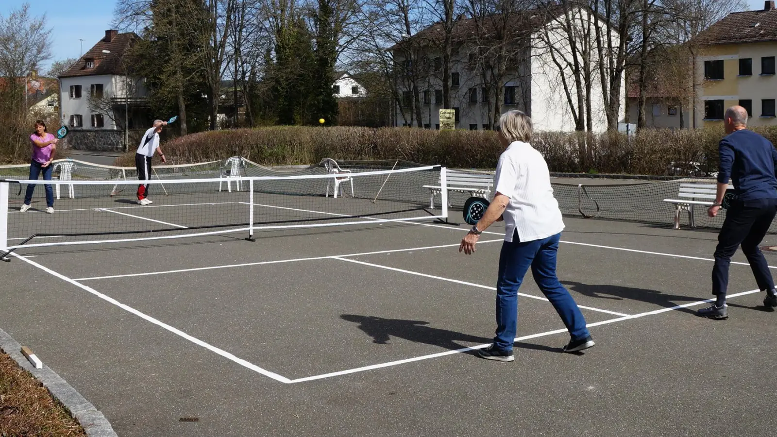 Pickleball heißt die neue Trendsportart, die Elemente von Tennis, Tischtennis und Badminton vereinigt. Gabi Hüttl, Peter Frauendorfer, Regina Frauendorfer und Jürgen Setzer (von links) probierten sie aus. (Bild: Elfriede Weiß)