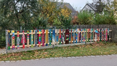 Die Zaunlatten der Ferienaktion des Obst- und Gartenbauvereins zieren jetzt den Fußweg von der Trebsauer Straße zum Matlpeterweg.  (Bild: Rosa Prell)