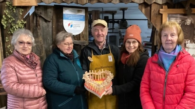 Marianne Dietl, Hermine Busl und Susanne Lehner (von links) vom Caritas-Hospizdienst können ab sofort bei ihren Besuchen Handschmeichler verschenken, die sie von Resi (rechts) und Herbert Konrad (Mitte) von der Tirschenreuther Handwerkerscheune überreicht bekamen..  (Bild: Josef Dietl/exb)