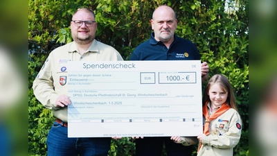 Hubert Heinzl - Rotary Club Stiftland (Mitte), Max Landgraf - GSG Windischeschenbach (links) mit Tochter Leni - Pfadfinder Windischeschenbach (rechts)  (Bild: Max Landgraf)