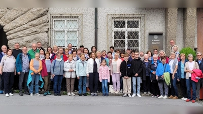 Zur Erinnerung an die Pfarrwallfahrt stellten sich die Teilnehmenden gemeinsam mit Pater Otto Grillmeier zu einem Gruppenfoto auf, bevor die Heimreise nach Waldsassen angetreten wurde. (Bild: Sabine Ernstberger/exb)