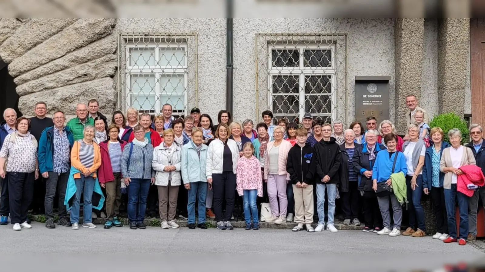 Zur Erinnerung an die Pfarrwallfahrt stellten sich die Teilnehmenden gemeinsam mit Pater Otto Grillmeier zu einem Gruppenfoto auf, bevor die Heimreise nach Waldsassen angetreten wurde. (Bild: Sabine Ernstberger/exb)