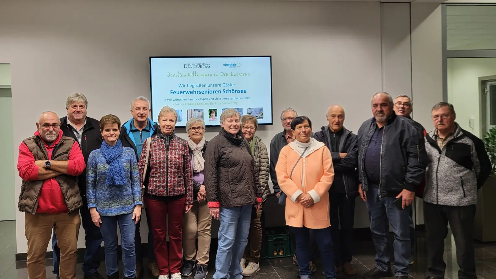 Gruppenfoto mit Frau Lang (3.von links) im Eingangsbereich der OberpfalzMedien.  (Bild: Claudia Süß)