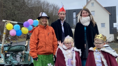 Der Gaudiwurm geht mit Prinzenpaar Christina Pschierer und Florian Simmerl, sowie Kinderprinzenpaar Eva Kastner und Leon Bösl durch den Ort. (Bild: Angelika Plößner/exb)