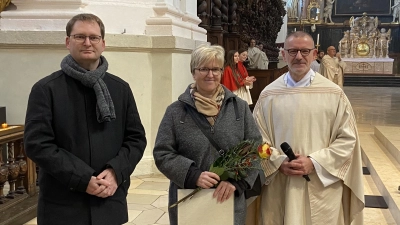 Birgit Heinrich zusammen Stadtpfarrer Dr. Thomas Vogl und Kirchenmusikdirektor Andreas Sagstetter. (Bild: Markus Scharnagl/exb)