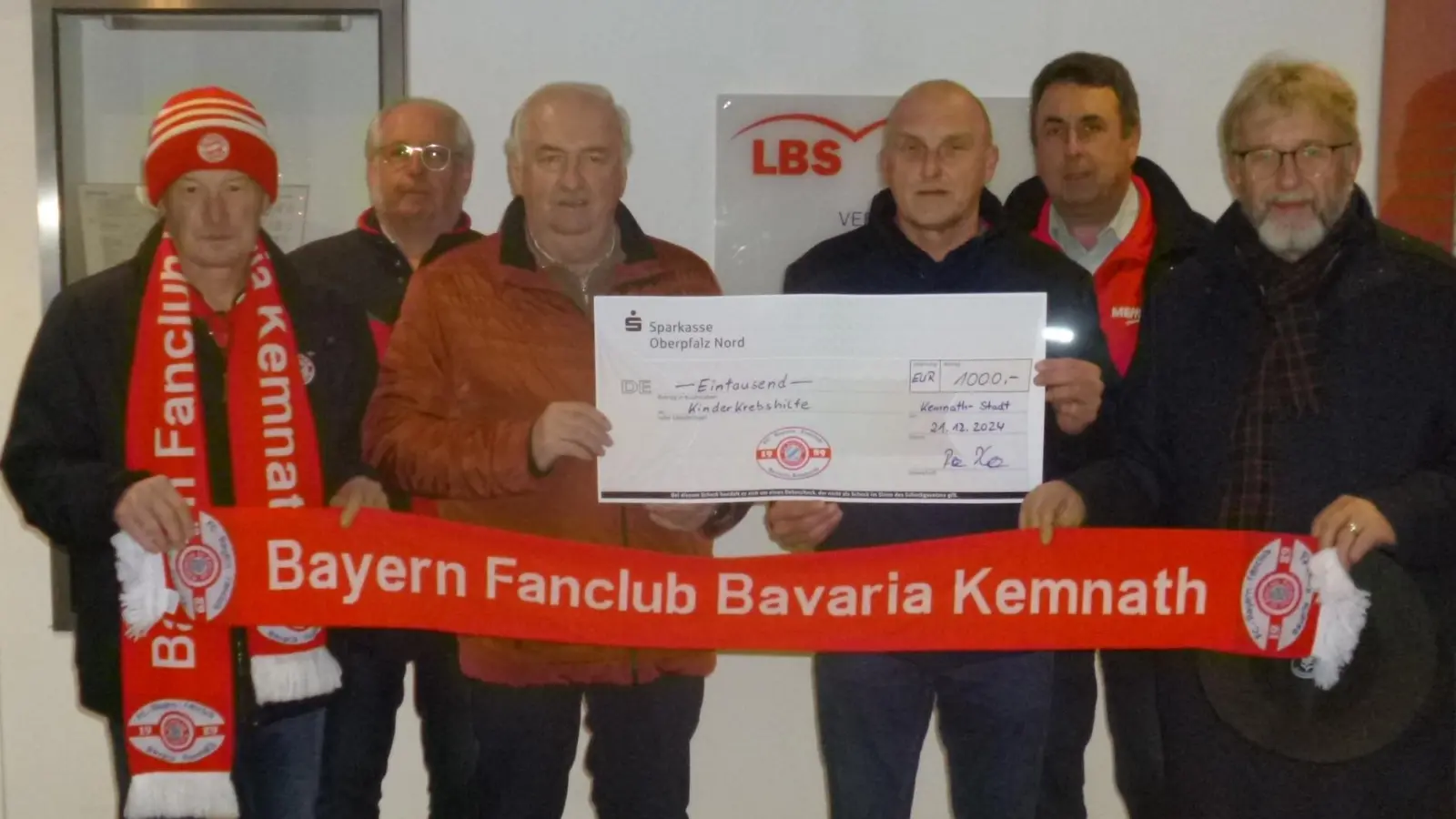 Das Bild zeigt die Vorstandschaft des Bayern-Fanclubs Bavaria Kemnath mit dem 1. Vorsitzendem der Kinderkrebshilfe Herbert Putzer (3. v. l.) (Bild: Roland Gallei)