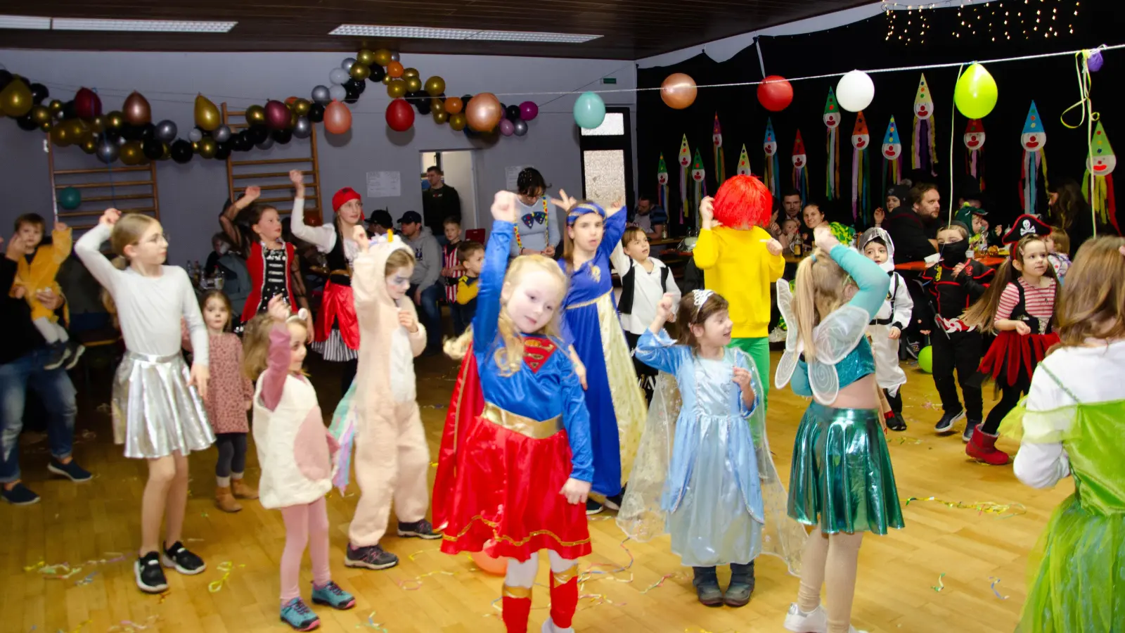 Bei allerlei Spielen haben die Kinder beim Fasching in Altendorf ihren Spaß, (Bild: Schlehuber/exb)